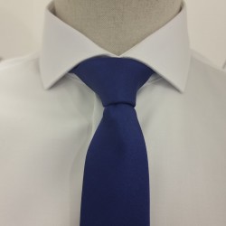 Cravate étroite bleu uni...